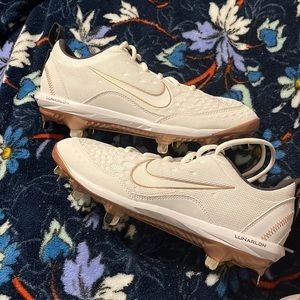 Nike hyperdiamond softball spike cleats size 8.5 NEVERWORN